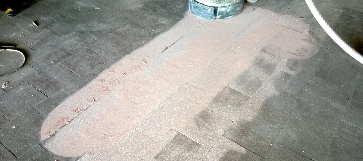 Broušení teraco dlažby